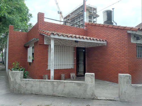 Casa En Venta 2 Dorm C/ Patio Y Cochera La Florida