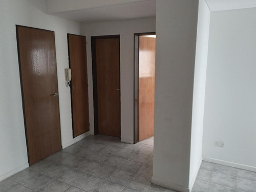 Excelente Departamento De 2 Ambientes, Muy Luminoso Y Aireado. Muy Buen Estado Y Excelentemente Ubicado