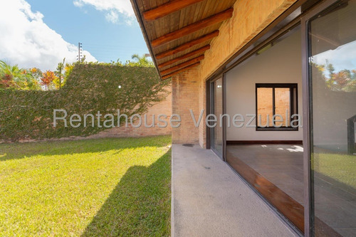 Hermosa Casa De 3 Niveles Que Brinda Tranquilidad Y Confort En Venta Ubicada En El Alto Hatillo 25-8567