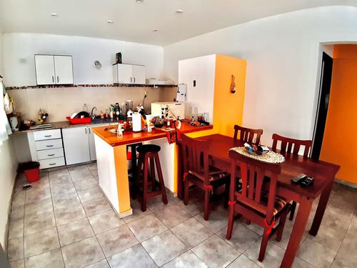 Casa En Venta En La Plata, 2 Dormitorios Y Galpón