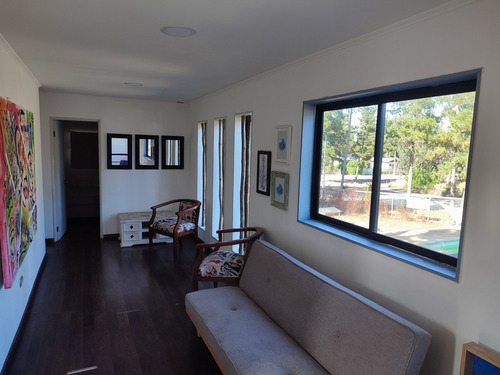 Vende Casa Entre Algarrobo Y El Quisco, De 4 Dormitorios Y 3