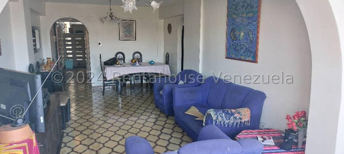 Fina Barro Vende Apartamento En La Candelaria 24-22801 Yf