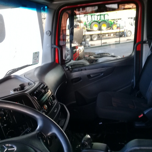 Imagem 4 de 14 de Mercedes Benz Axor 2041 4x2 Teto Alto 18/19