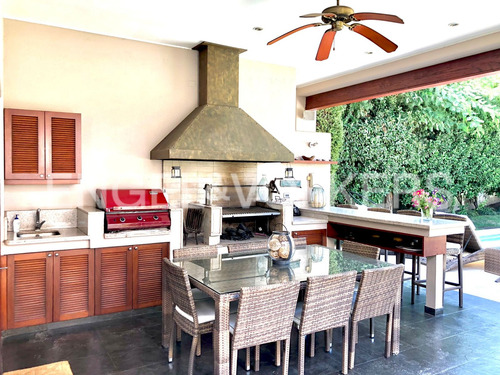 Hacienda, Borde Cancha. Excelente Casa En Venta