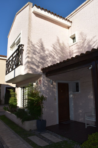 Casa En Predio Cerrado 3 Dormitorios Y 3 Baños