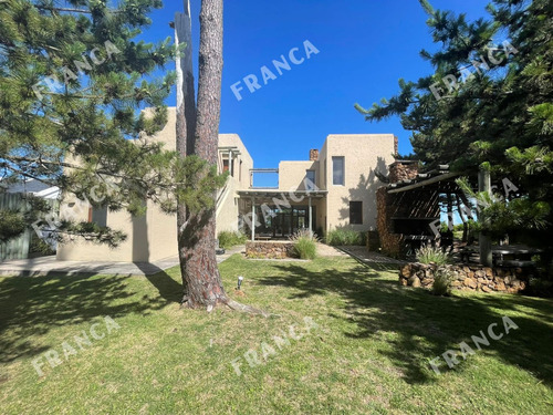 Hermosa Casa Con Vista Al Mar En Laguna Blanca. (ref: Fro-107)