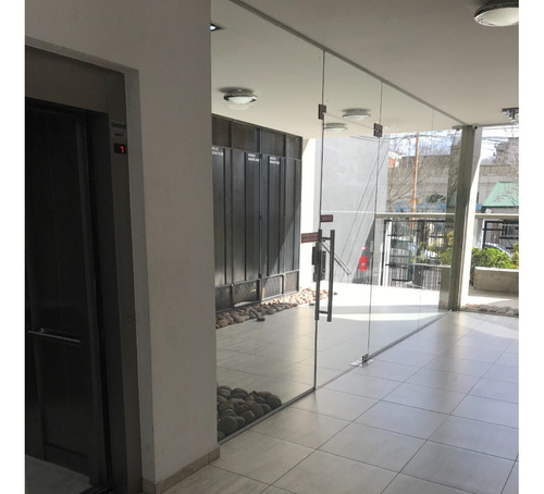 Dueño Vende ! Excelente Oportunidad. Semi Piso Frente A La Estación De Banfield.
