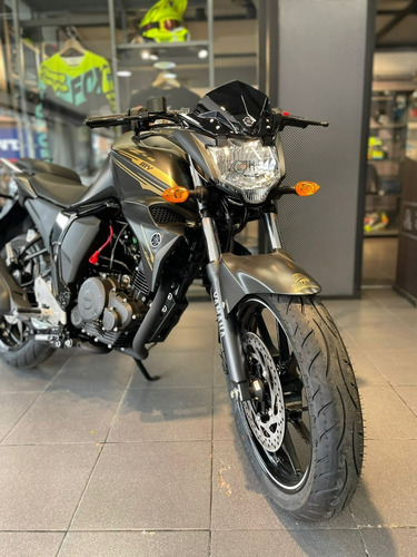 Imagen 9 de 9 de Yamaha Fz-15 Black Gold Edición Exclusiva Modelo 2023
