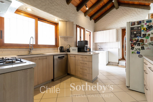 Casa En Venta En El Arrayan De 6 Dorm. En Lo Barnechea
