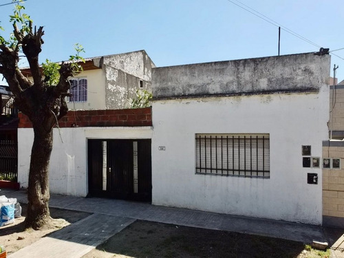 Imagen 2 de 19 de En Venta Casa, Lote Propio, Cinco Ambientes, A Remodelar. (la Tablada)