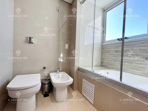 Apartamento De 2 Dormitorios Y Dependencia En Playa Brava - Punta Del Este