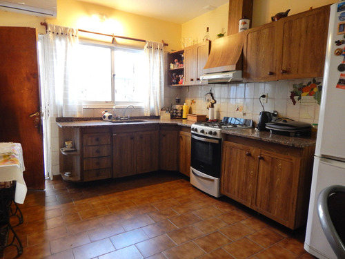 Oportunidad!!! Barrio Parque San Vicente. 2 Casas Al Precio De 1 !!! Casa Con Pileta Mas Departamento Con Ingreso Independiente. Cordoba Capital