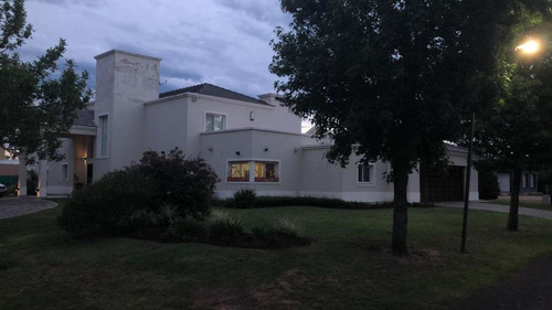 Venta Casa En Country B° San Isidro, Calle Padre Luchesse Km 2