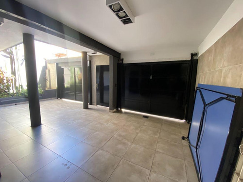 Casa En Devoto. Ideal 2 Familias