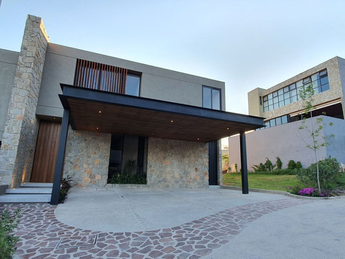 Luxury Home En Altozano, Jardín, Colinda Con Área Verde, Cua