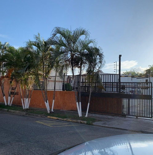 En Venta Town House Moderno En Villa Florencia Ii Sector Tazajal Naguanagua. St