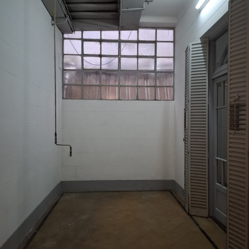 Amplio Departamento De 2 Habitaciones En Planta Baja Con Patio Y Techos Altos, Excelente Ubicación En La Ciudad De Buenos Aires. Perfecto Acceso A Transporte