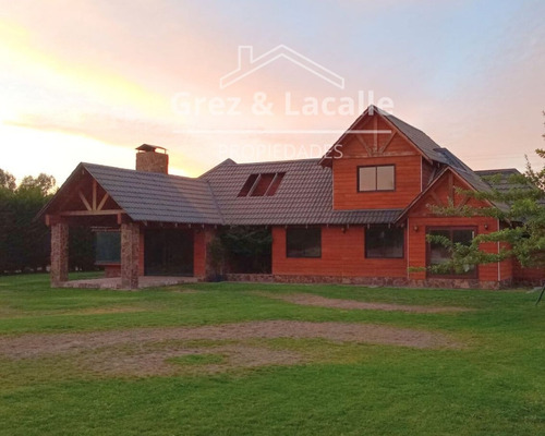 Se Vende Casa De 2 Pisos En Sector Los Niches, Curicó
