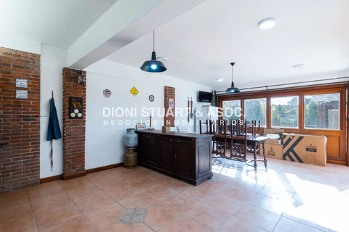 Casa En Alquiler De Temporada En Playa Mansa De 3 Dormitorios Y Dependencia Con Barbacoa Muy Cerca Del Mar