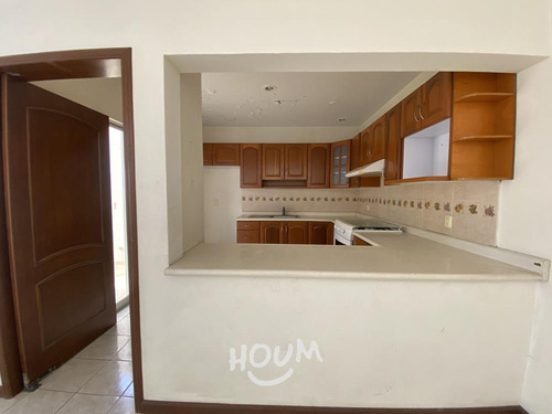Casa En Jardín Real, Zapopan Con 4 Recámaras, 220 M², Id: 153696