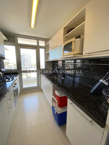 Apartamento En Venta De 3 Dormitorios En Seasons Tower, Punta Del Este.