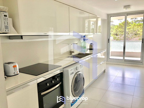 Imagen 10 de 14 de Apartamento Frente Al Mar En Playa Mansa Con Vistas Únicas.