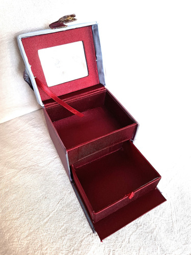 Alhajero Seda Y Lentejuelas 10x9x9 Cm Con Cajon Bordo Tornasolado (Usado)