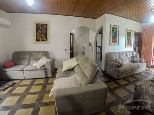 Salto Do Norte - Casa Residencial Com 4 Dorms. Sendo 1 Suíte Living 3 Ambientes Estar, Tv E Bar,lavabo, Varanda ,cozinha,lavanderia,e Despensa, Peças Amplas,construção Sólida, Excelente Estado De Co