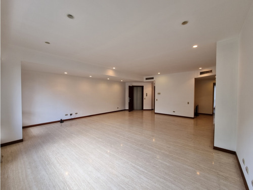Exclusivo Apartamento En Edificio Con Áreas Sociales De Lujo