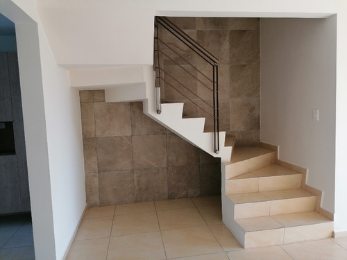 Enorme Casa Con Terraza 3 Recamaras Y 2 Salas De Tv