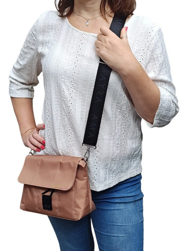 Bandolera Amayra Color Beige Beige Lisa Níquel Negro