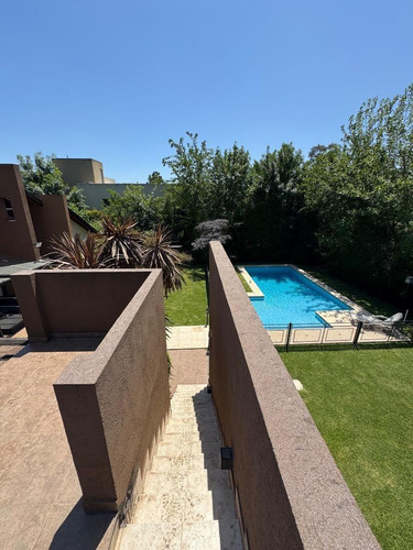 Casa En Alquiler - Moderna C/ Quincho, Pileta, Jardín Y Cochera Para 4 Autos - Campos De Alvarez
