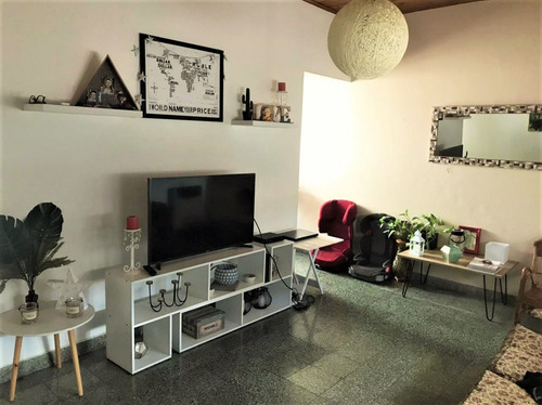 Casa En Venta De Dos Dormitorios Y Parque La Plata