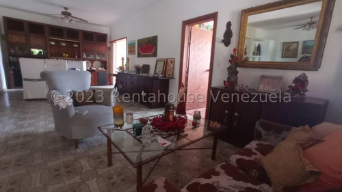 Julio Latouche 24-20805 Hermosa Casa En Alquiler Colinas De Guataparo Valencia, Amplias Áreas Verdes, Tanque De Agua 10.000 Lts.