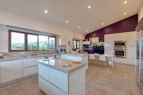 Agp Exclusiva Y Majestuosa Casa En Venta, Con Piscina Que Ofrece Una Excelente Vista En Cerro Verde 25-1991 Ys