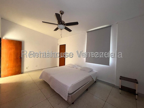 Acogedor Espacio En Planta Alta De Casa Comercial, Lara, Barquisimeto // Paola Bello // Rah Centroccidente // #25-19635