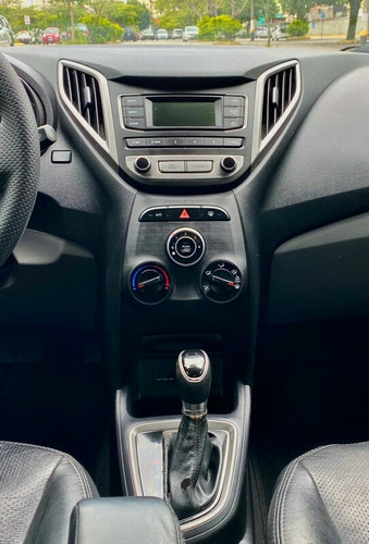 Imagem 11 de 13 de Hyundai Hb20s 2016 1.6 Comfort Plus Flex Aut. 4p