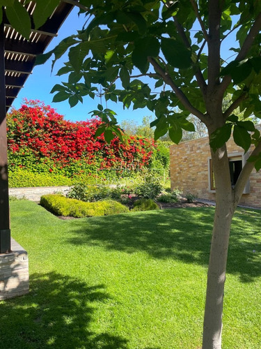 Casa En Venta De 5 Dorm. 4 Baños Mas Serv. En Piedra Roja