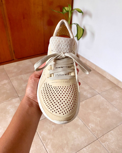 Calzado Zapatillas Crocs De Niña Con Cordones (Usado)