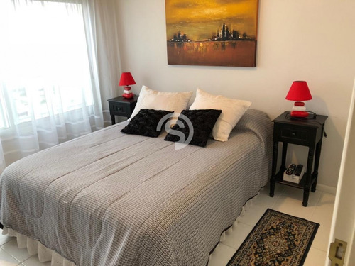 Apartamento En Playa Mansa En Alquiler- Ref: 2956