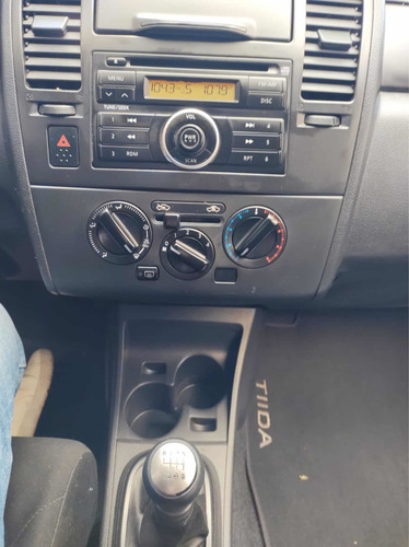 Imagen 9 de 15 de Nissan Tiida 1.8 Sense Sedan Std 6 Vel Ac 2011