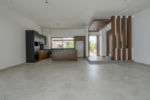 Casa Sola En Venta En Residencial Río, Benito Juárez, Quintana Roo