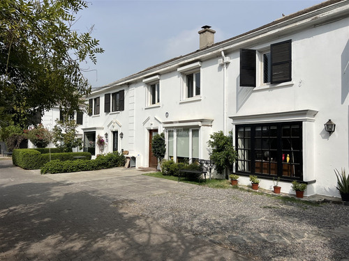 Casa En Venta De 3 Dorm+ Servicio En Las Condes (cvd Y V