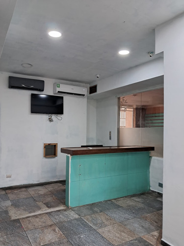 Local Piso 1 Con Amplia Terraza En La Av. Principal De Lecheria, C.c Eseve