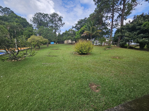 Belíssima Chácara Formada Com 2.400m2