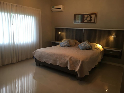 Casa De 5 Ambientes Más 4 Baños