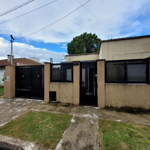 Casa En Berazategui, Barrio Ducilo A 7 Cuadras Del Centro.