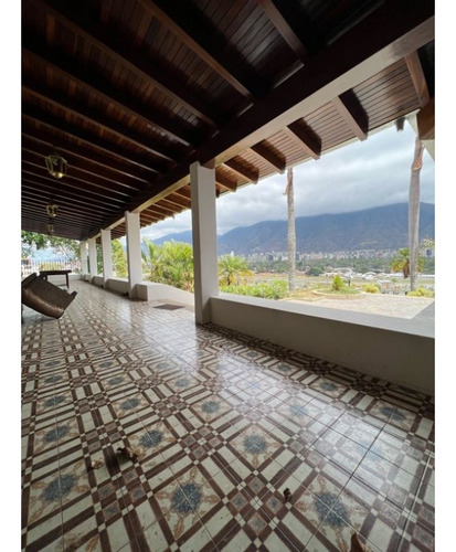 Se Vende Casa 1.000m2 5h+2s/6b+s/5p Lomas De Chuao 4359