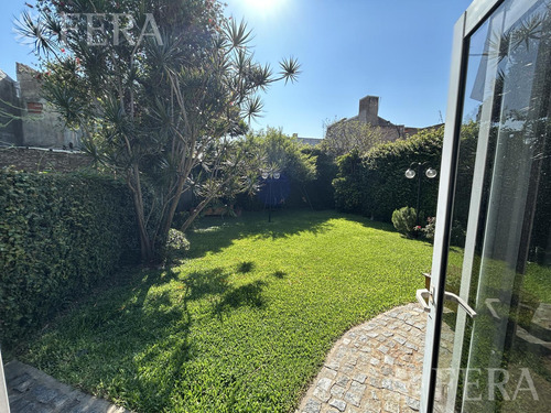 Venta De Casa 5 Ambientes Con Cochera Y Jardín En Villa Dominico