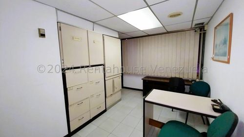 Extraordinario Local Comercial Con Acceso A Pie De Calle En La Av. Ppal De La Urbina!!! Fenomenal Oportunidad De Inversión! Negociable!!!